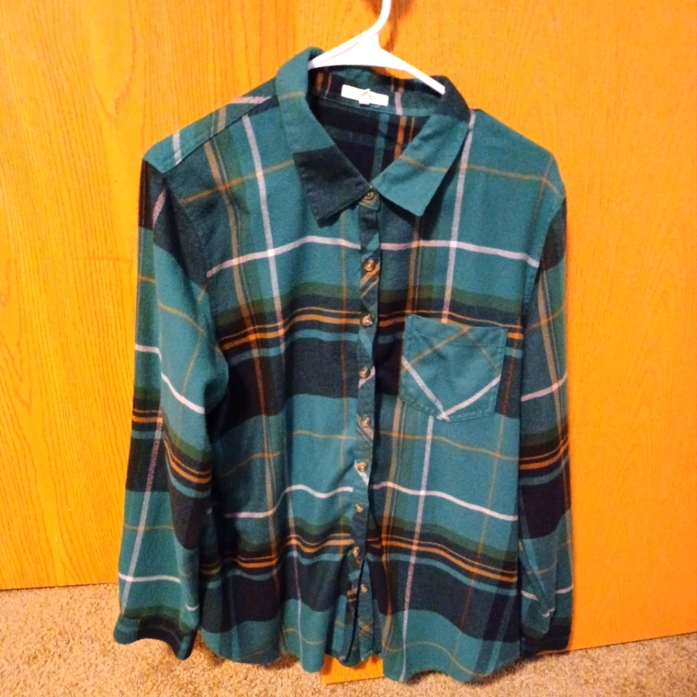 MAURICES PLAID BUTTON DOWN